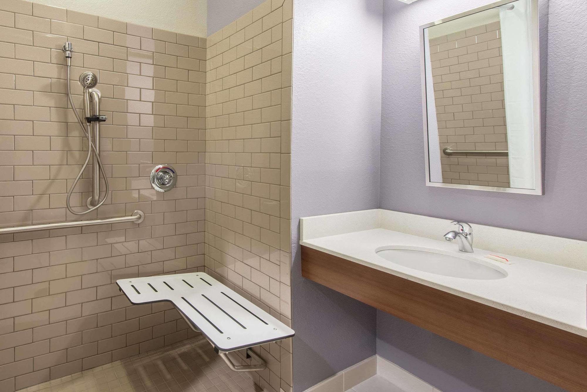 Microtel Inn & Suites By Wyndham Cadiz Extérieur photo